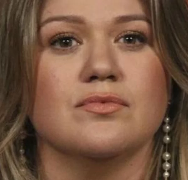 Kelly Clarkson heeft publiekelijk verklaard dat ze het gebruik van fysieke correctie als disciplinemethode voor haar kinderen acceptabel vindt, wat aanzienlijke controverse rond haar uitspraak heeft veroorzaakt.