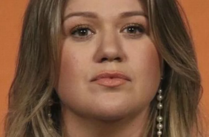 Kelly Clarkson heeft publiekelijk verklaard dat ze het gebruik van fysieke correctie als disciplinemethode voor haar kinderen acceptabel vindt, wat aanzienlijke controverse rond haar uitspraak heeft veroorzaakt.