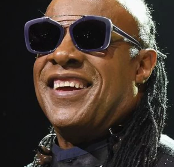 Stevie Wonder viert zijn 74e verjaardag – bekijk het iconische moment waarop hij zijn bril afzet!