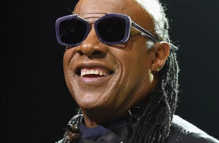 Stevie Wonder viert zijn 74e verjaardag &ndash; bekijk het iconische moment waarop hij zijn bril afzet!