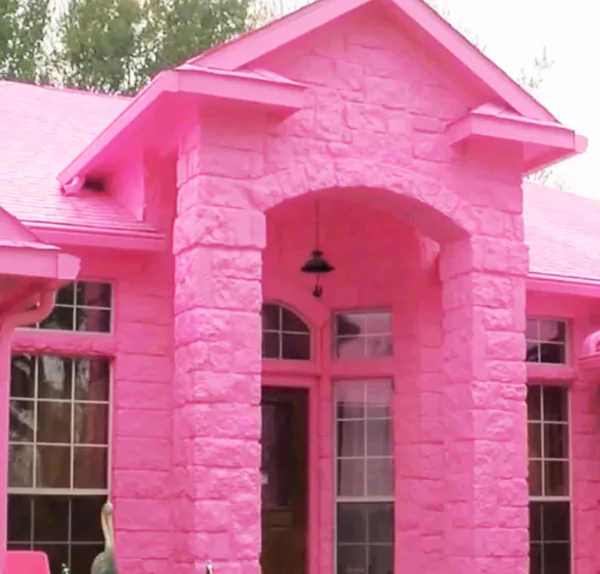 Man verft zijn huis felroze en daar worden de buren niet vrolijk van