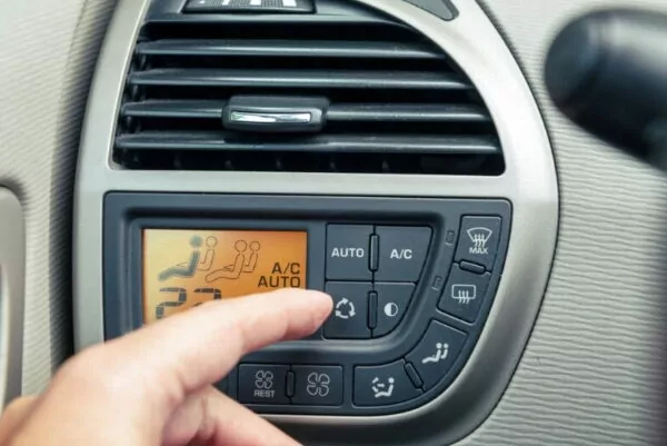 De meeste bestuurders gebruiken deze knop in hun auto verkeerd en dat kost ze heel wat brandstof