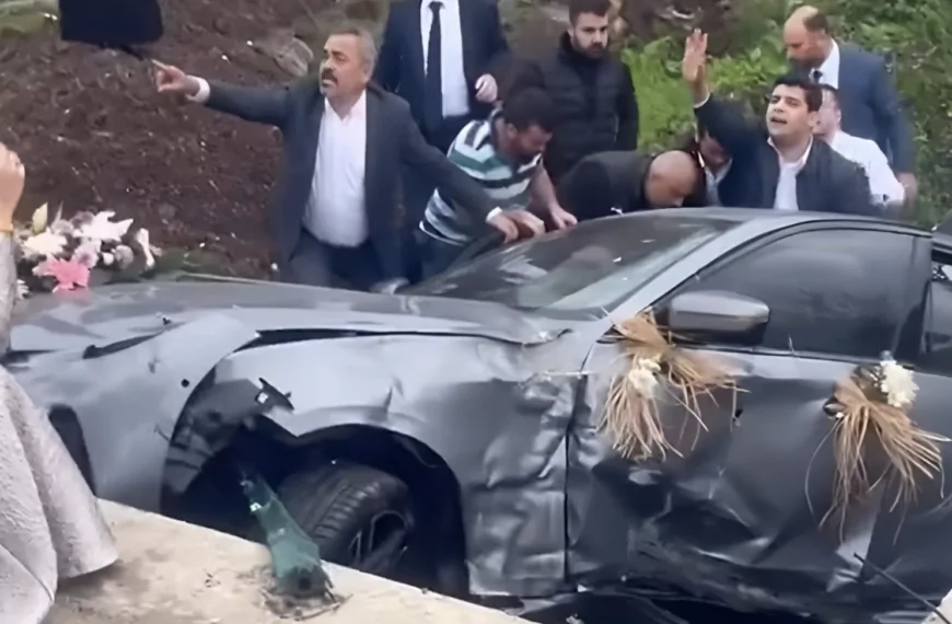 Turks bruiloftstoet loopt uit de hand en beland in de greppel 👀