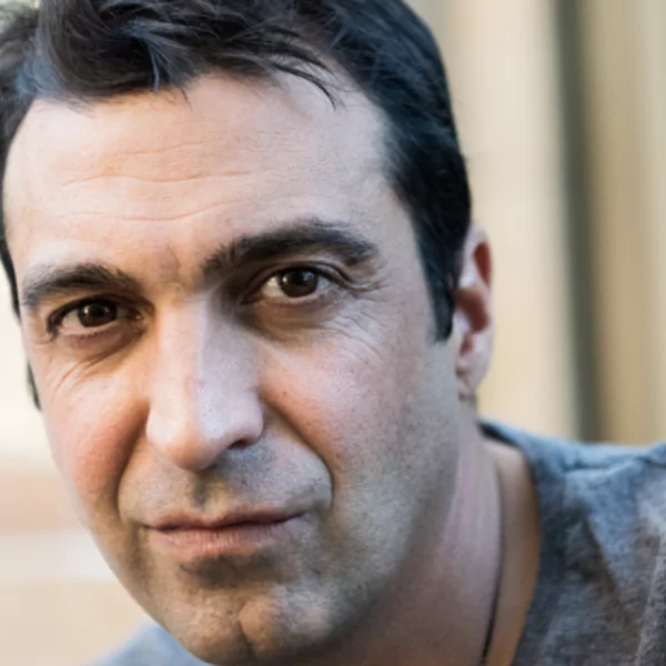 Omar (41): &ldquo;Mijn kinderen mogen van mij geen kerstliedjes zingen op school, dat hoort niet bij ons geloof&rdquo;