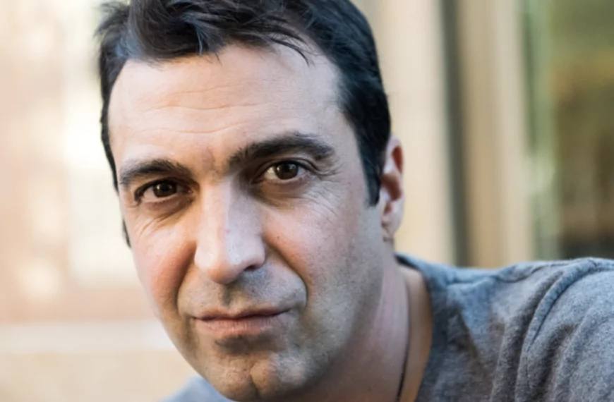 Omar (41): &ldquo;Mijn kinderen mogen van mij geen kerstliedjes zingen op school, dat hoort niet bij ons geloof&rdquo;