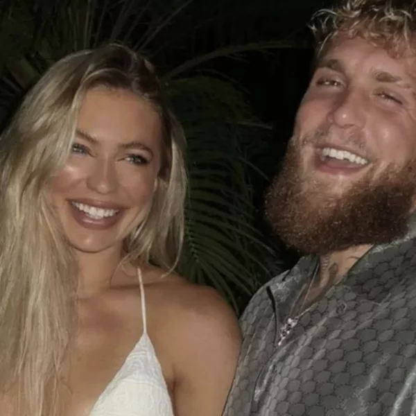 VIDEO: Jutta Leerdam (24) danst in een mini badpak in de tuin van Jake Paul