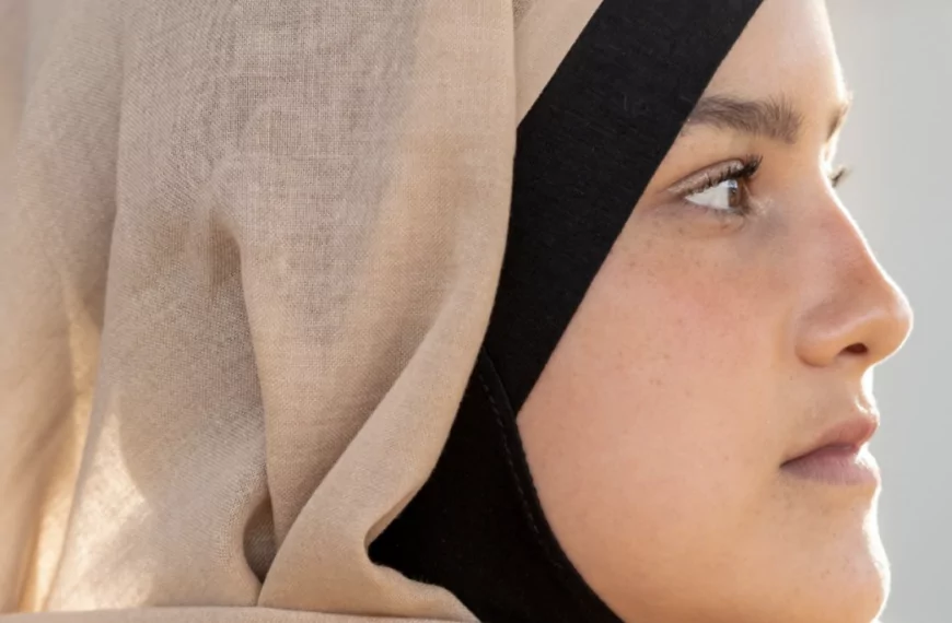 Farah (25): &ldquo;Ik ben klaar met de &lsquo;verplichte gezelligheid&rsquo; rond kerst op werk, het past niet bij mijn geloof&rdquo;