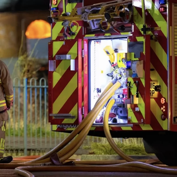 Afschuwelijk ongeluk wanneer jongen in de brand vliegt na afsteken vuurwerk