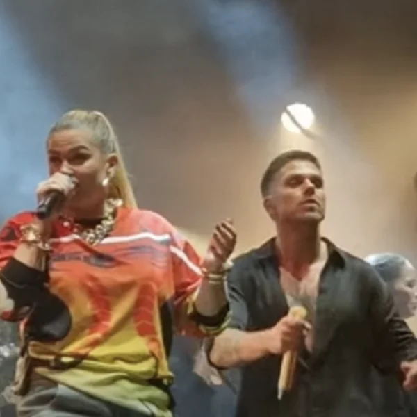 Fans tot tranen toe bewogen door André en Roxeanne Hazes: ´Kerstfoto van het jaar!´