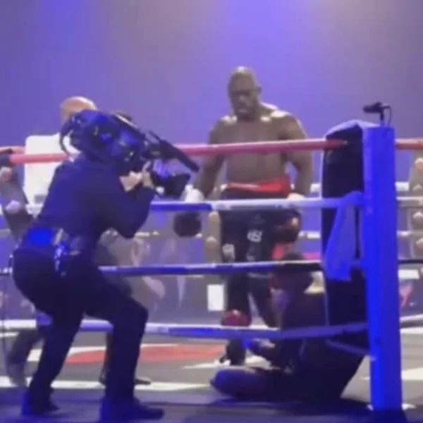 Melvin Manhoef slaat Dave Roelvink keihard knock-out in spectaculaire ronde!