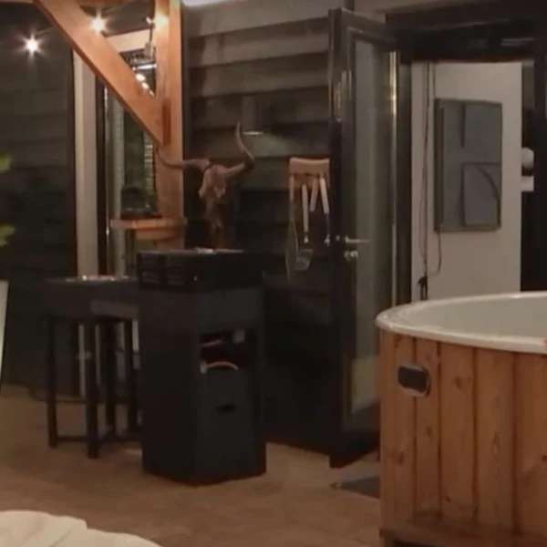 Roy kan ogen niet van billen Esther afhouden in Lang Leve de Liefde