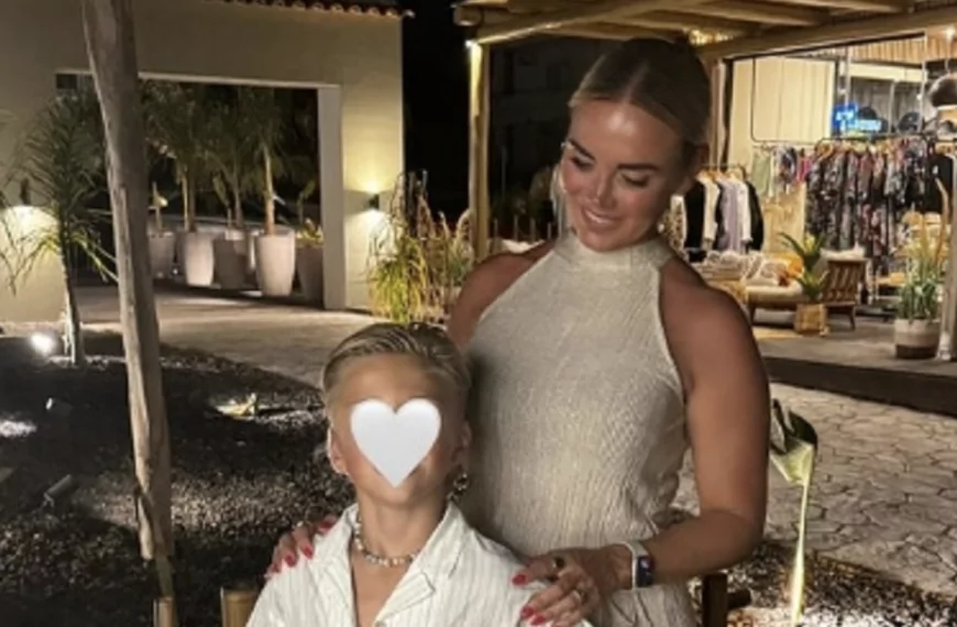 Monique verklapt wat ze met haar zoontje in bed doet en mensen zijn in shock: &acute;Dit kan echt niet!&acute;