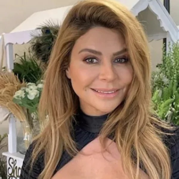 Zien: Olcay Gulsen deelt spiegelfoto in minuscule bikini