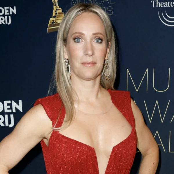 OOH LA LA: H&eacute;l&egrave;ne Hendriks steelt de show in kort, rood mini jurkje