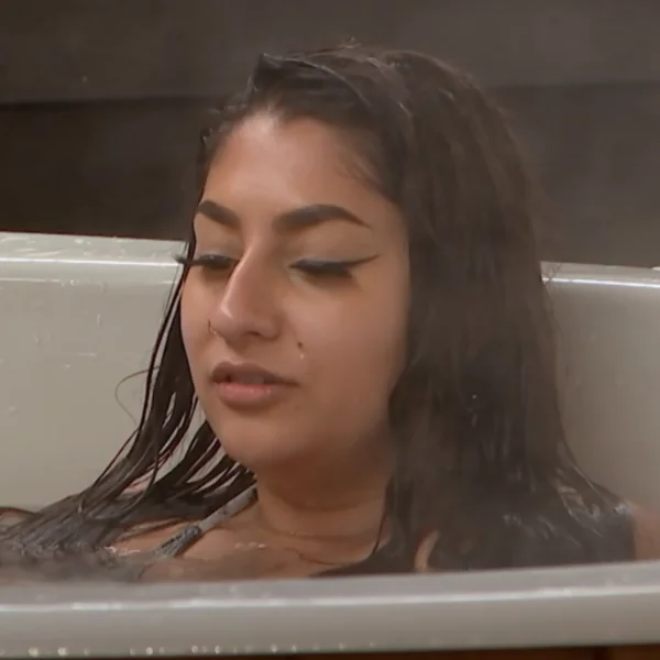 Lang Leve de Liefde dame glibbert bijna de Jacuzzi uit