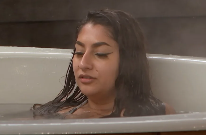 Lang Leve de Liefde dame glibbert bijna de Jacuzzi uit