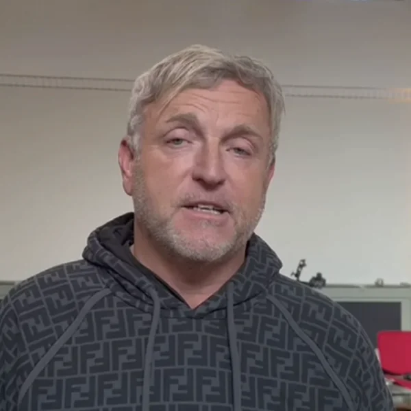 Vreselijk nieuws: &rdquo;Gordon (56) is van balkon gesprongen&rdquo;