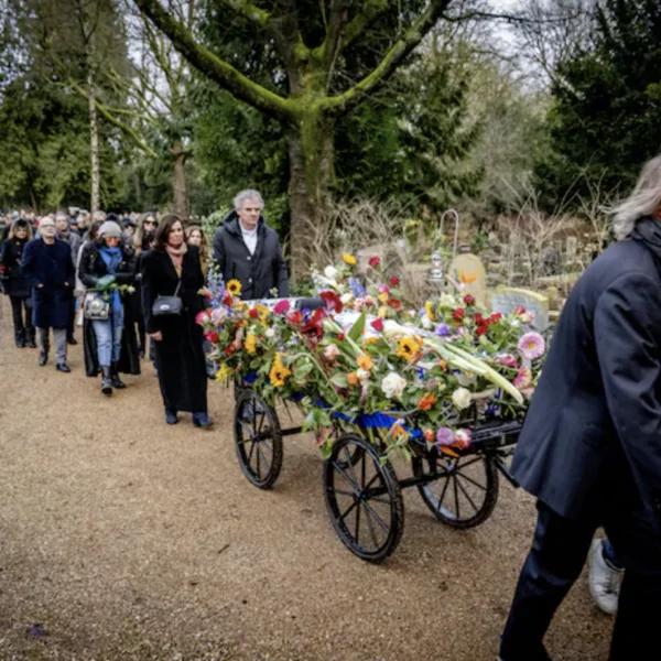 Heftige gebeurtenis bij uitvaart Manuëla Kemp: “Erg ongepast”