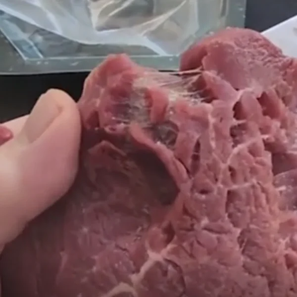 Supermarkt in opspraak: Man beweert ‘vleeslijm’ te hebben ontdekt in zijn biefstuk – wat zit er nou écht in ons vlees?