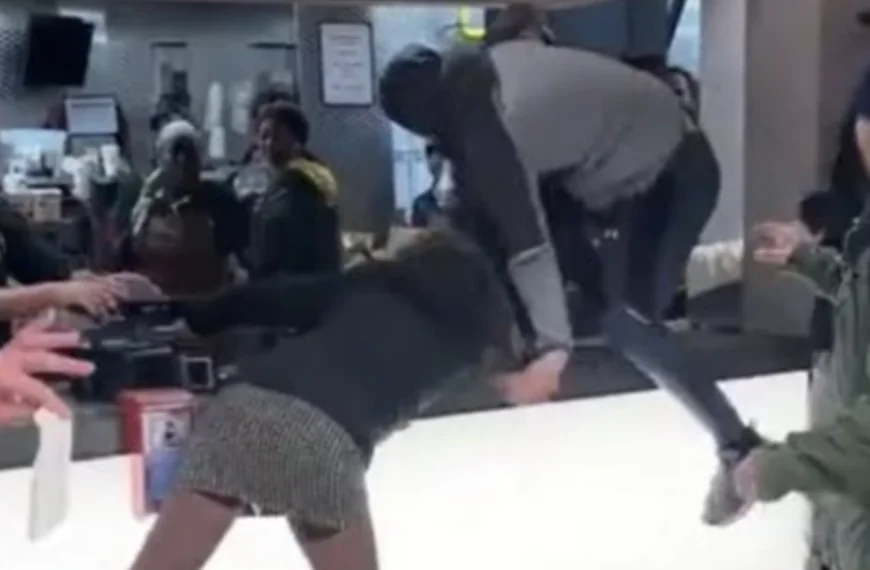 Ruzie tussen klanten en personeel McDonald&acute;s Amsterdam ontaardt in foodfight