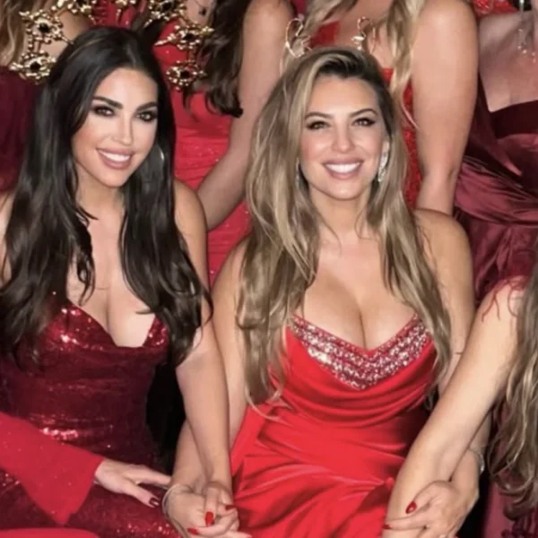 Yolanthe Cabau (38) deelt gewaagde vakantiefoto met zussen in roze bikini