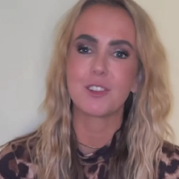 Monique Smit emotioneel over tragisch verlies: ´Ze was zo´n grote steun voor mij´