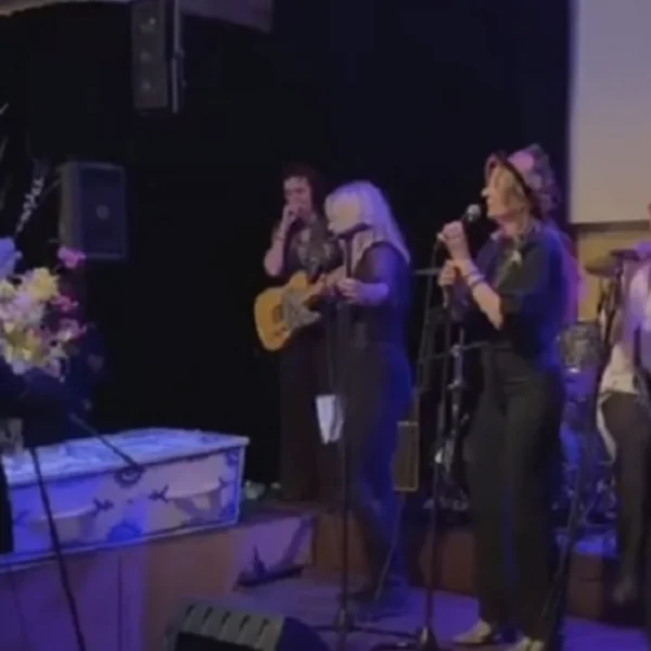 Broer Manuela Kemp onthult waarom hij niet naar uitvaart ging: &acute;Het is wel je zus!&acute;