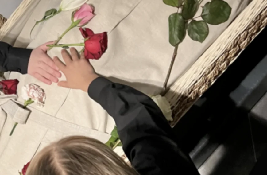 Xess Xava zegt haar opa Barry Sneijder vaarwel: ´Emotionele beelden´