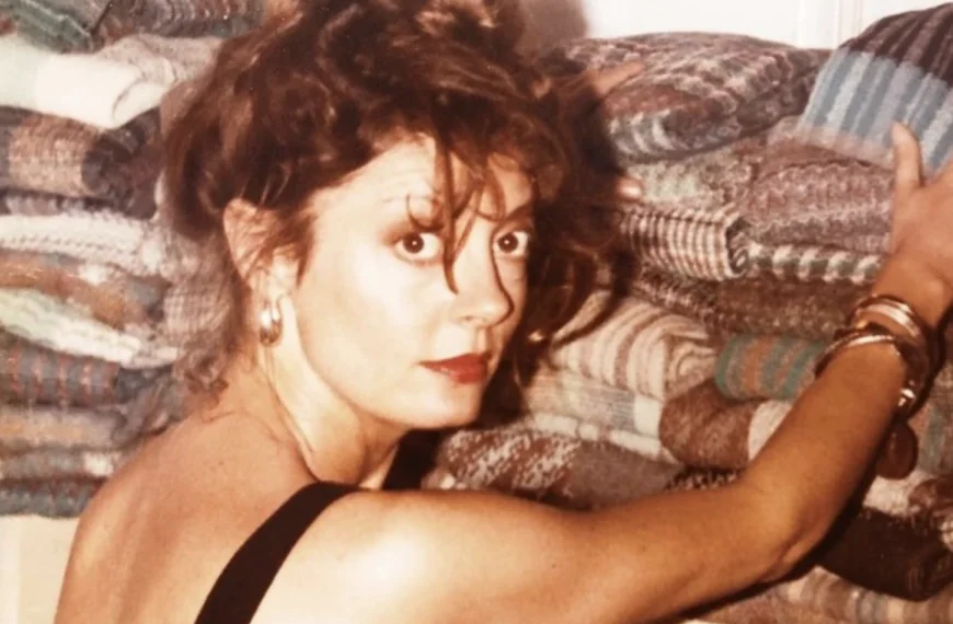 De 78-jarige Susan Sarandon wordt zwaar bekritiseerd vanwege haar kledingkeuze