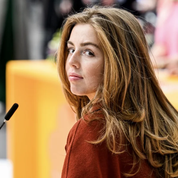Deze foto zorgt voor wilde geruchten: &rdquo;Alexia intiem met meisje&rdquo;