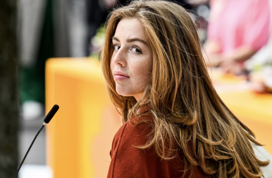 Deze foto zorgt voor wilde geruchten: ”Alexia intiem met meisje”