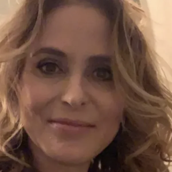 Heleen van Royen schaamt haar eigen niet en gooit de kwarktassen eruit voor een shoot