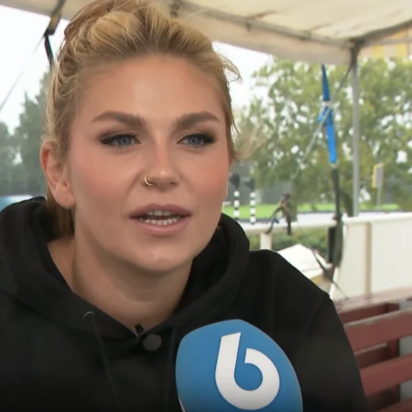 Roxeanne Hazes reageert voor het eerst op &lsquo;geheime broer&rsquo; Kevin! 👀