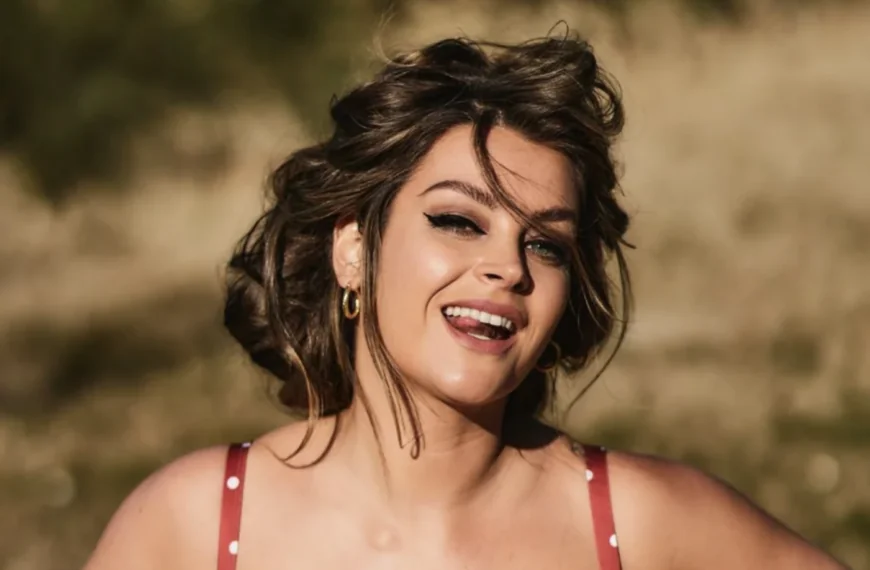 Miljuschka Witzenhausen straalt in bikini terwijl ze geniet van Aziatische zon