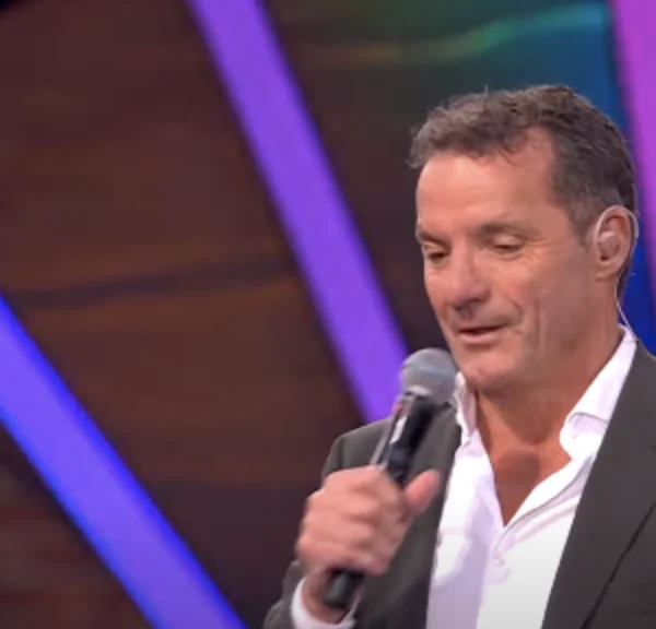 John de Bever dondert keihard van het podium: &acute;Blijven liggen?&acute;