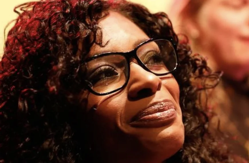 Zorgwekkend nieuws over de gezondheid van Sylvana Simons – Fans in grote angst 😔