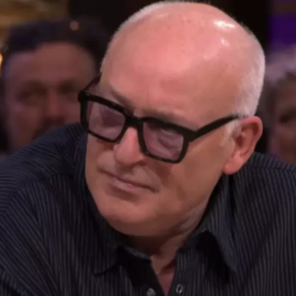 Ren&eacute; van der Gijp geeft toe dat hij VI-kijkers al 17 jaar lang bedriegt: &acute;Ja, klopt helemaal!&acute;