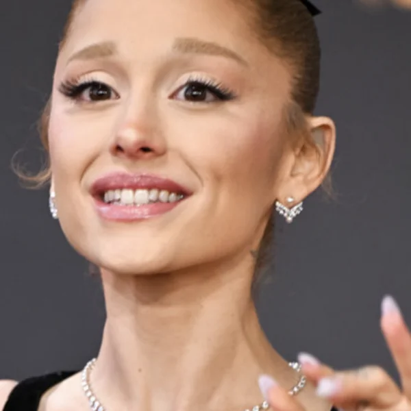 Ariana Grande signeert foto&rsquo;s van fans tijdens de BAFTA&rsquo;s