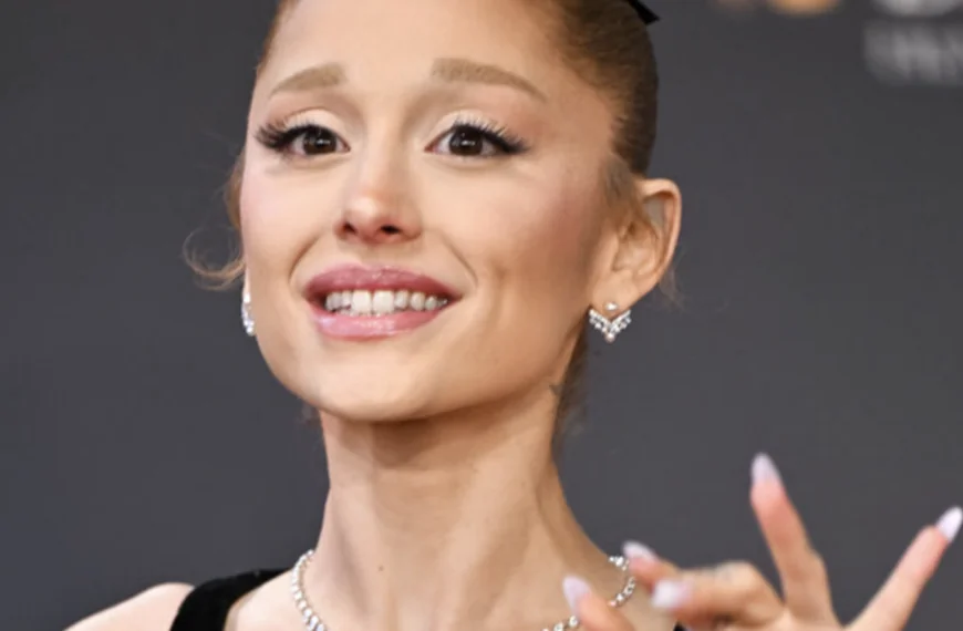 Ariana Grande signeert foto’s van fans tijdens de BAFTA’s
