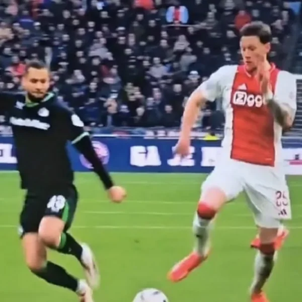 Nieuwe beelden: Ajax-penalty blijkt onterecht 👀