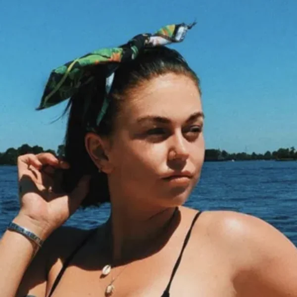 &lsquo;Volslanke&rsquo; Roxeanne Hazes heeft ze er nog steeds regelmatig losjes bijhangen