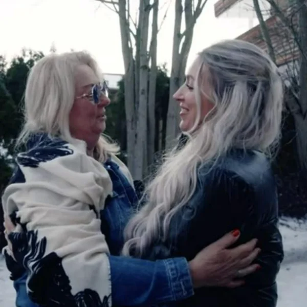 Beelden: Mama Mo verstoort relatie Mike en Denise nu al