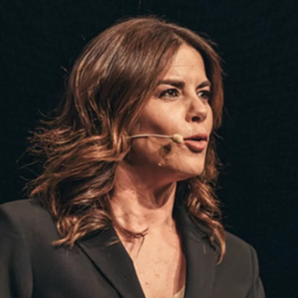 Blunder van presentatrice met glazen bureau gaat viral