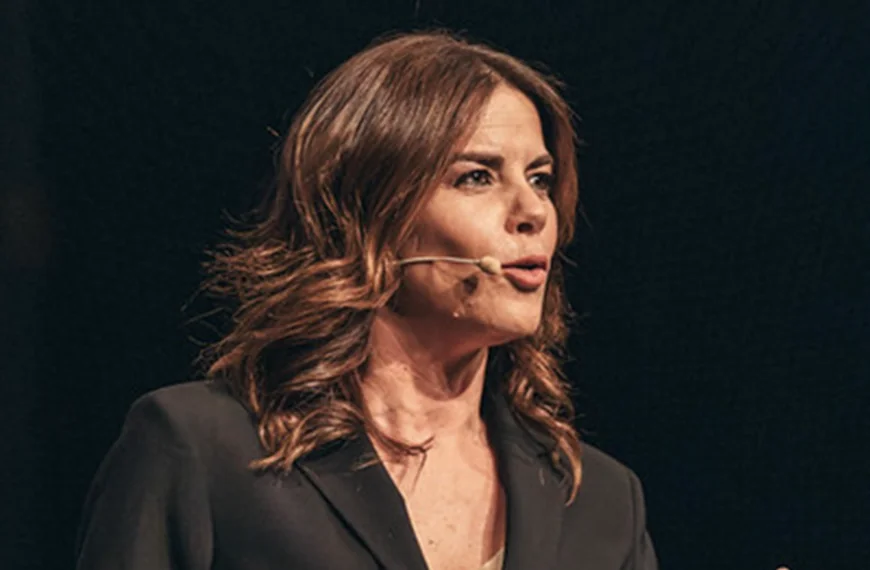 Blunder van presentatrice met glazen bureau gaat viral