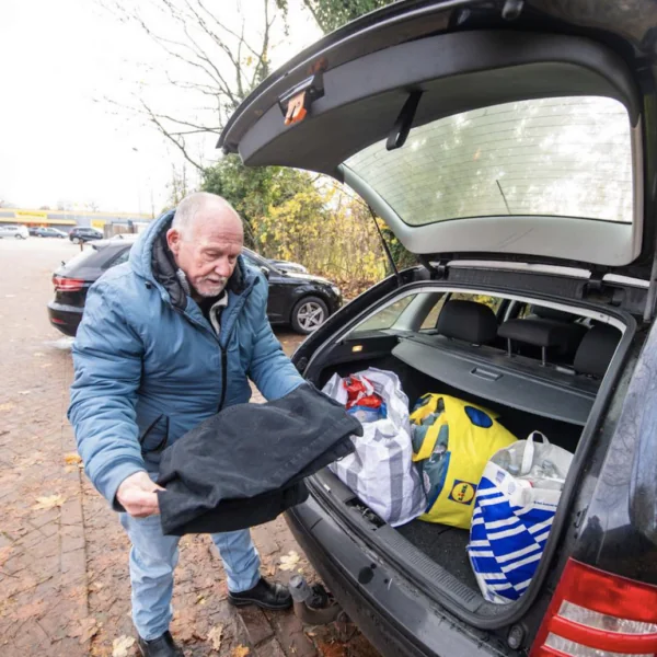 Jan (74) slaapt al meer dan een jaar in zijn auto omdat hij geen huis heeft 💔