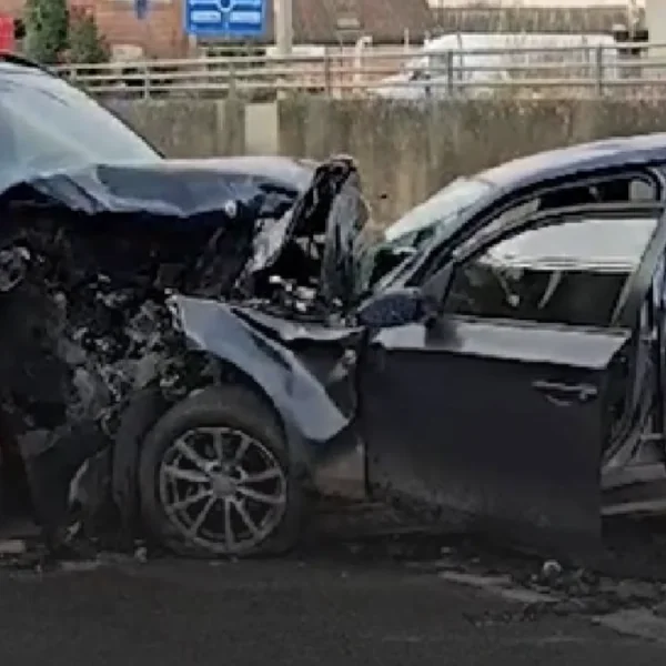 Zwaar verkeersongeval: vier familieleden waaronder moeder (24) en twee kinderen (1 en 5) overleden