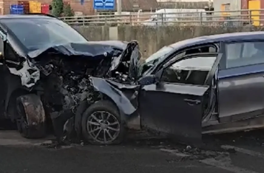 Zwaar verkeersongeval: vier familieleden waaronder moeder (24) en twee kinderen (1 en 5) overleden