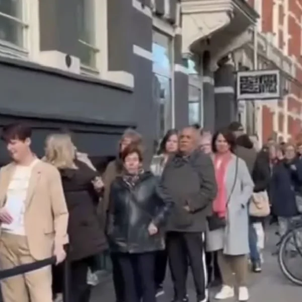 Eerste beelden: Honderden fans nemen afscheid van Rob de Nijs