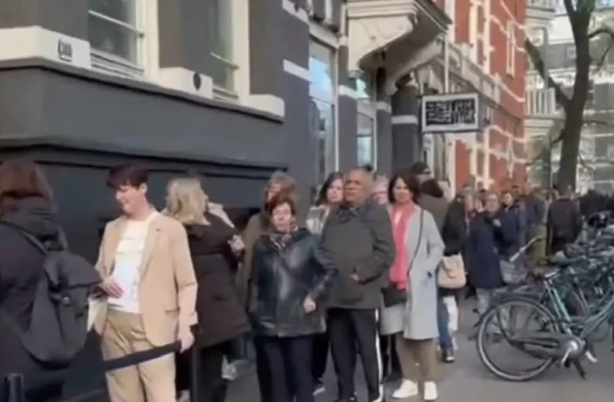 Eerste beelden: Honderden fans nemen afscheid van Rob de Nijs