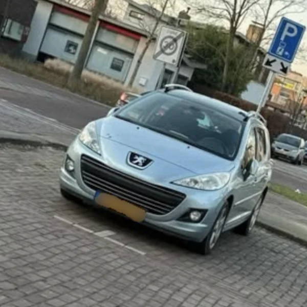 Jayden (34): &ldquo;Mijn buurman parkeert iedere dag zijn vervuilende auto op de enige 2 plekken met een laadpaal&rdquo;